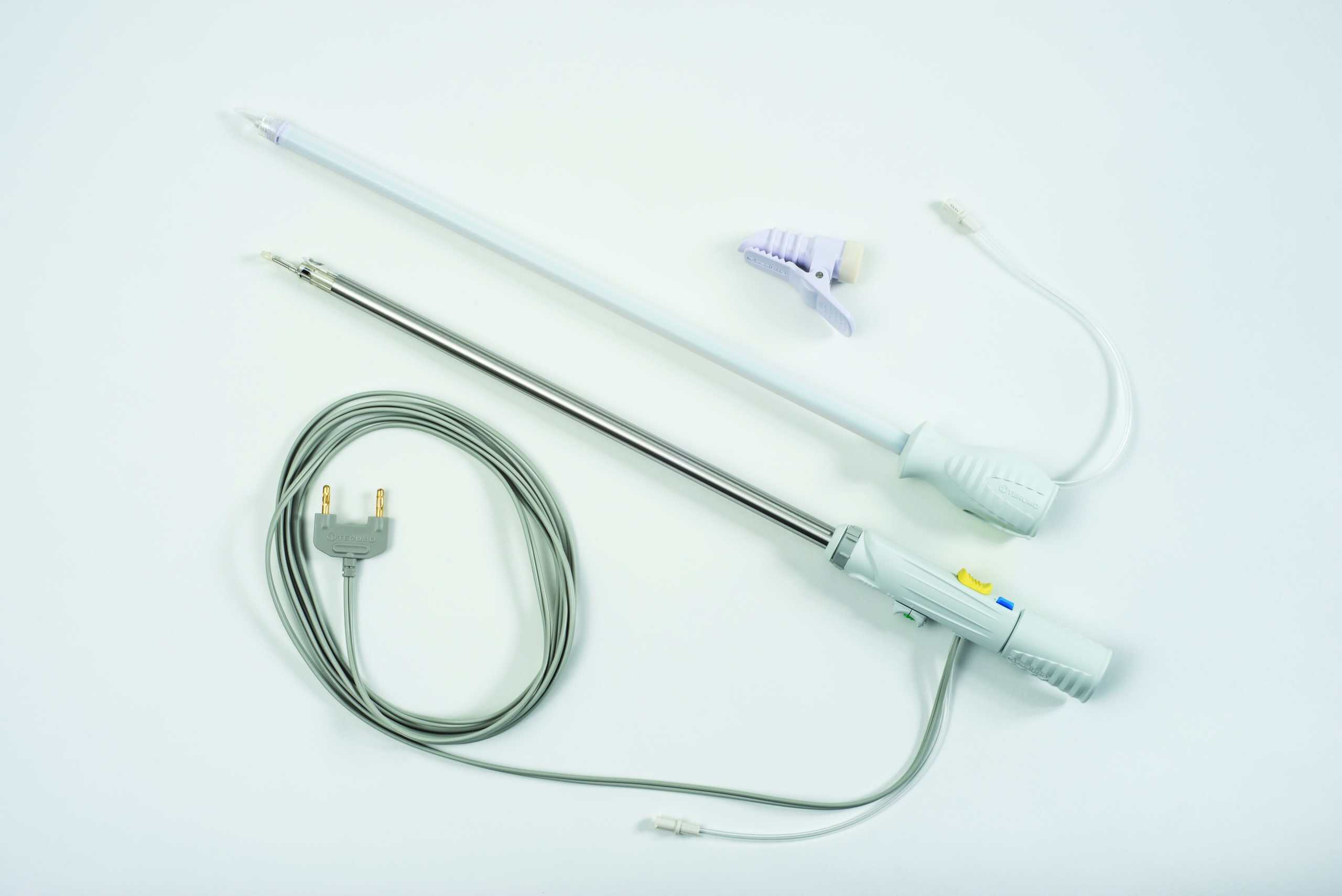 Medical endoscope with light source and cable for minimally invasive procedures.